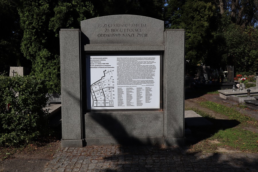 Zdjęcie przedstawia kamienną tablicę, na której narysowana jest mapa wskazująca rozmieszczenie grobów osób zamordowanych w latach 1946-1950.