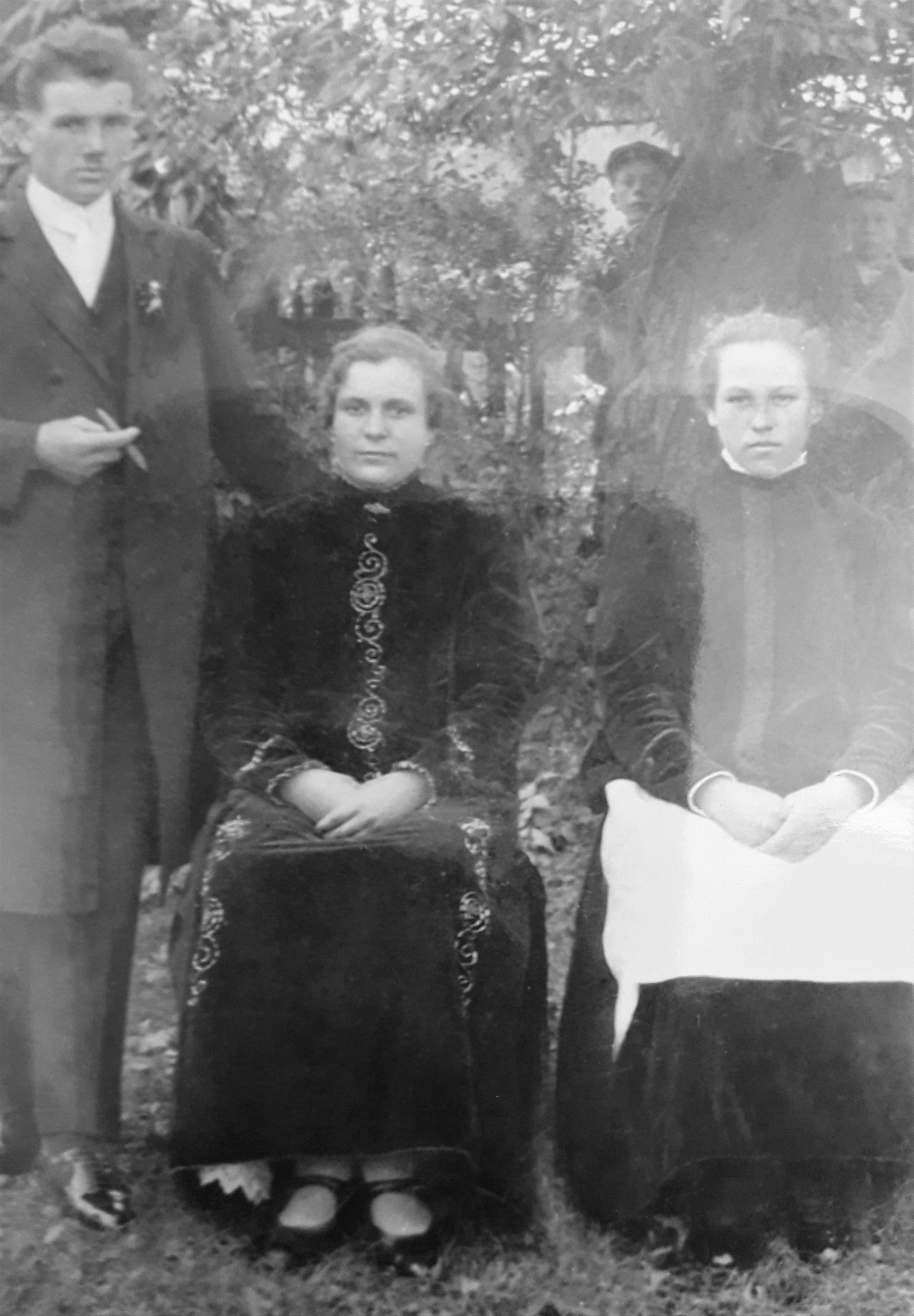 Kobieta siedząca po lewej ubrana jest w aksamitny komplet („ancug”) składający się z jakli i sukni (bez fartucha), gdzie brzegi frontowego panelu spódnicy zostały podkreślone zdobieniem. Lata 20. (?) XX w., fot. ze zbiorów Izby łod Starki w Chudowie