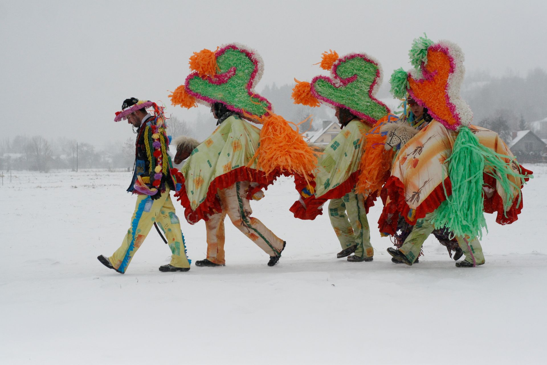 Grupa kolędników podczas obrzędu noworocznego