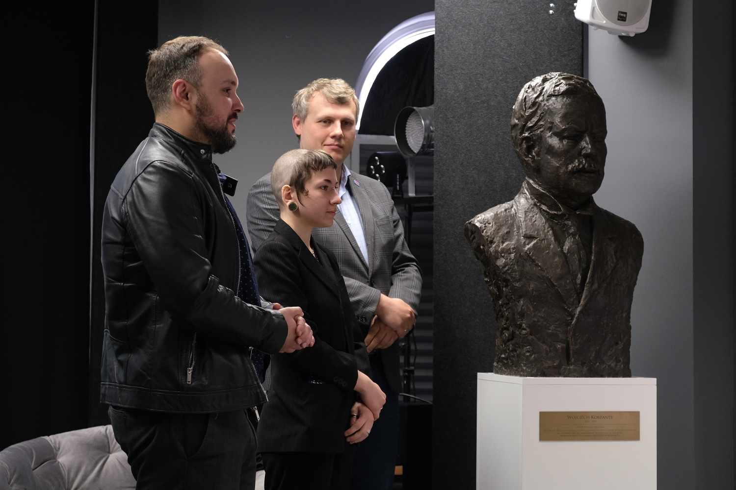 DSCF7167 Wicedyrektor Łukasz Rosicki, Rozalia Jabłońska oraz Krzysztof Wojtukiewicz prezentują świeżo odsłoniętą rzeźbę wyeksponowaną na postumencie.