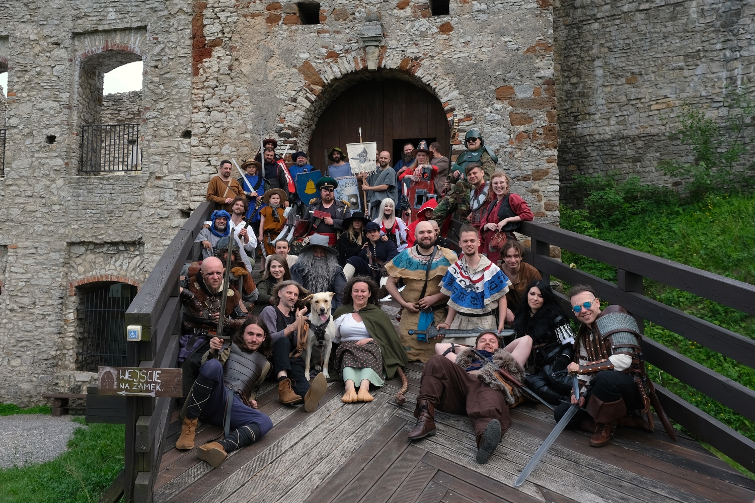 Konkurs „Korfantastic” świętował 5-lecie na Zamku Rabsztyn! / Zdjęcie grupowe uczestników na tle zamku.