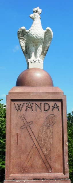 Atrybuty walecznej kobiety. Pomnik na Kopcu Wandy 