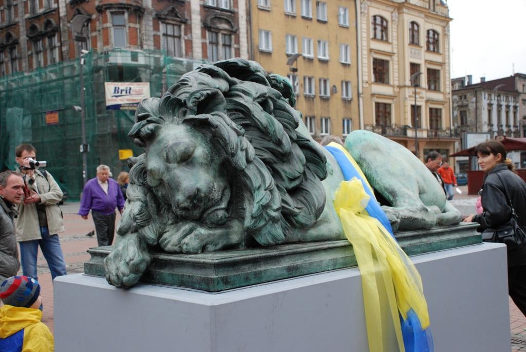 Bytom, Rynek, „Lew śpiący”. Fot. D. Cholewa (2008)