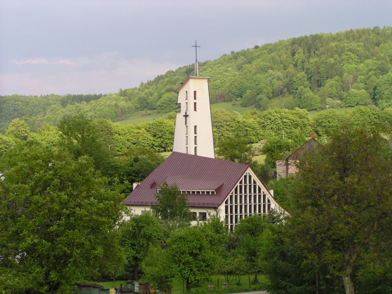 Cisownica, kościół Jana Chrzciciela (proj. K. Kozieł 1981).jpg