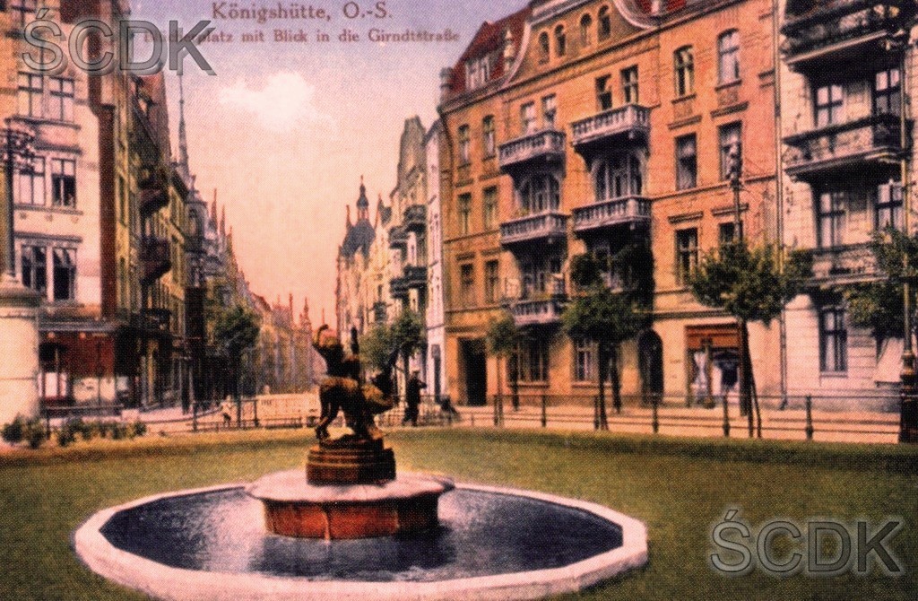 Fontanna ,,Chłopiec z łabędziem” na Placu Blȕchera w Królewskiej Hucie (obecnie Plac J. Matejki), pocztówka, pocz. XX, zbiory prywatne