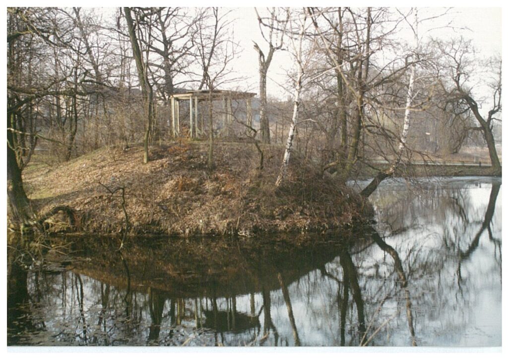 Grodzisko w Zabrzu-Mikulczycach. Fot. E. Tomczak (1993)Grodzisko w Zabrzu-Mikulczycach. Fot. E. Tomczak (1003)