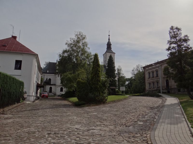 Jaworze, zespół kościelny z kościołem (1782-1786, rozbudowany w XIXI), plebanią (l. 80. XVIII, rozbudowany w 2 poł. XIX) i szkołą (ok. 1831)