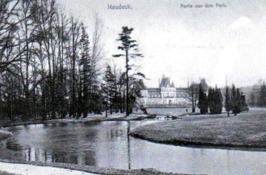 Pałac w Świerklańcu, przełom XIX i XX wieku. Widok od północnego zachodu na elewację frontową i dziedziniec neobarokowego pałacu, na pierwszym planie zakole „rzeki angielskiej” z widoczną w głębi koroną kaskady. Źródło: M. Wroński, Świerklaniec w dawnych widokach, Tarnowskie Góry 2000.