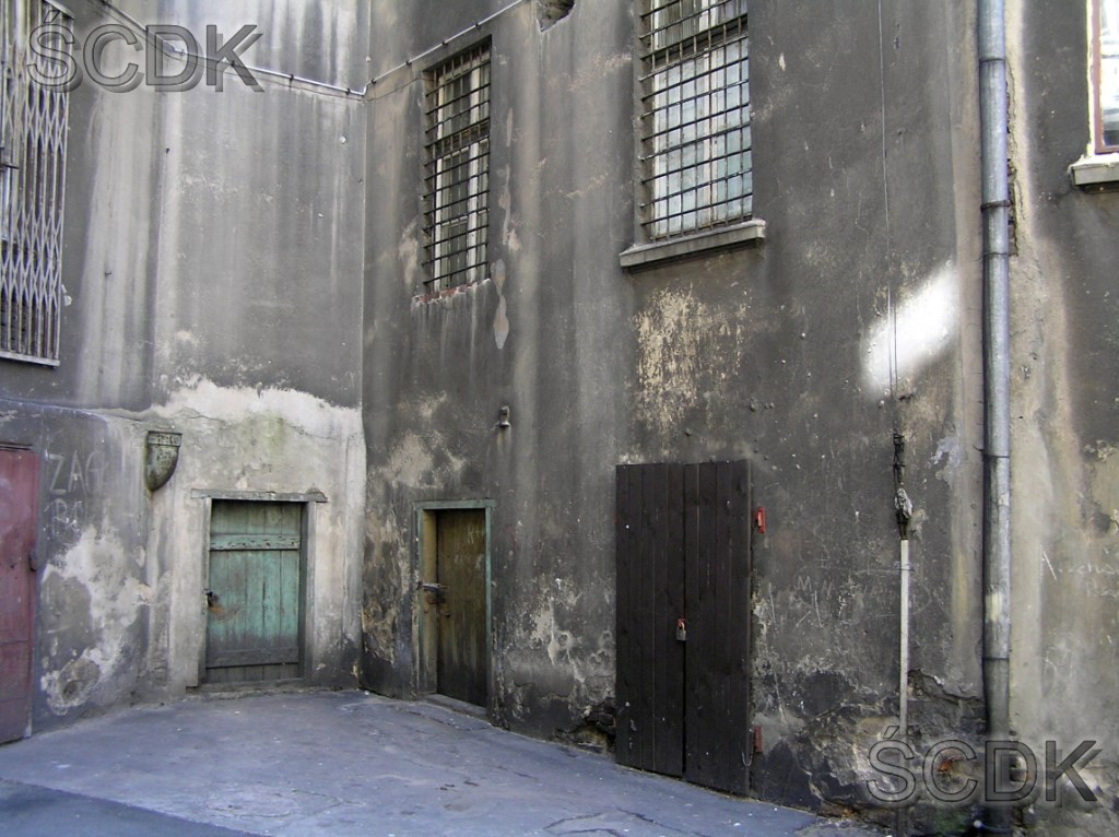 Podwórze z wejściem do synagogi Mizrachi w 2011 r.