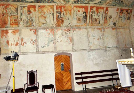 Ściana północna prezbiterium po pracach konserwatorskich.