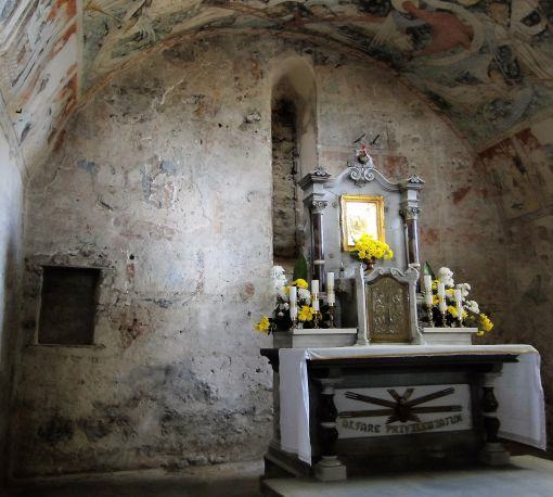 Ściana wschodnia prezbiterium po zdjęciu warstw przemalowań i wtórnych tynków i odsłonięciu gotyckich malowideł.