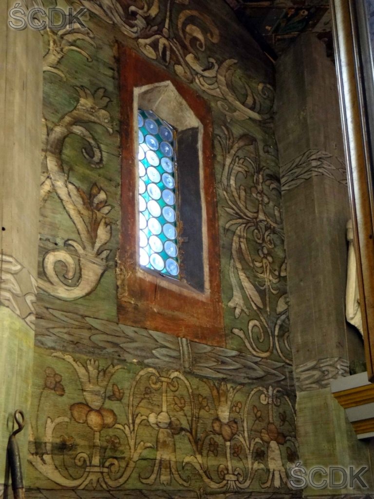 Ściana wschodnia prezbiterium z gotyckim okienkiem – po konserwacji.
