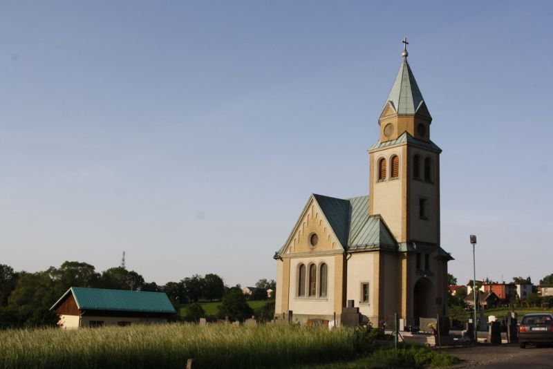 Simoradz, kościół Zesłania Ducha Świętego (cmentarz założony 1857, kaplica 1926-1928), fotografia Parafii Ewangelicko-Augsburskiej w Simoradzu.jpg