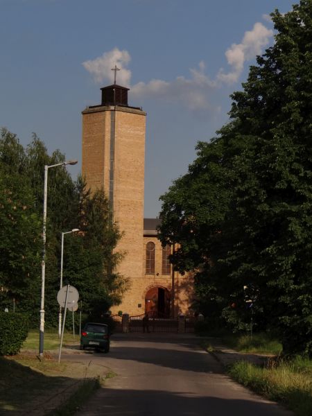 Tychy, kościół apostołów Piotra i Pawła (proj. B. i J. Włodarczykowie i J. i M. Manjurowie 1987-2012).jpg