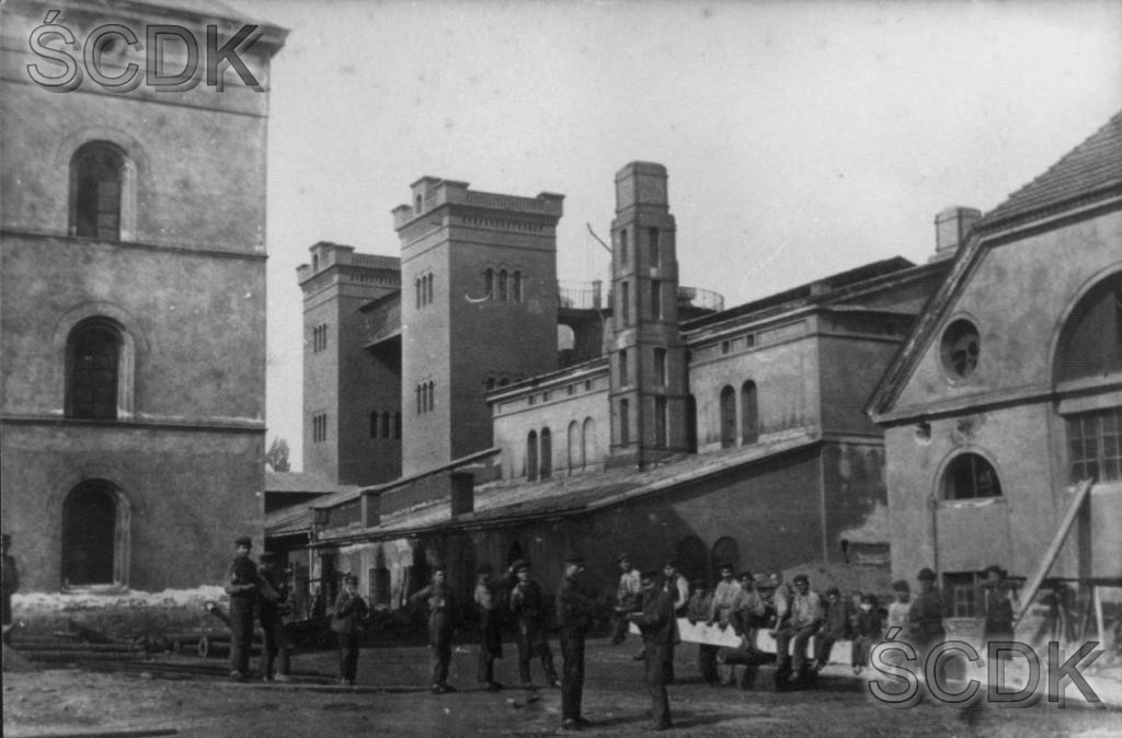 Widok Królewskiej Odlewni Żeliwa w Gliwicach, dziedziniec huty, fotografia archiwalna Bermanna z 1865 roku 2