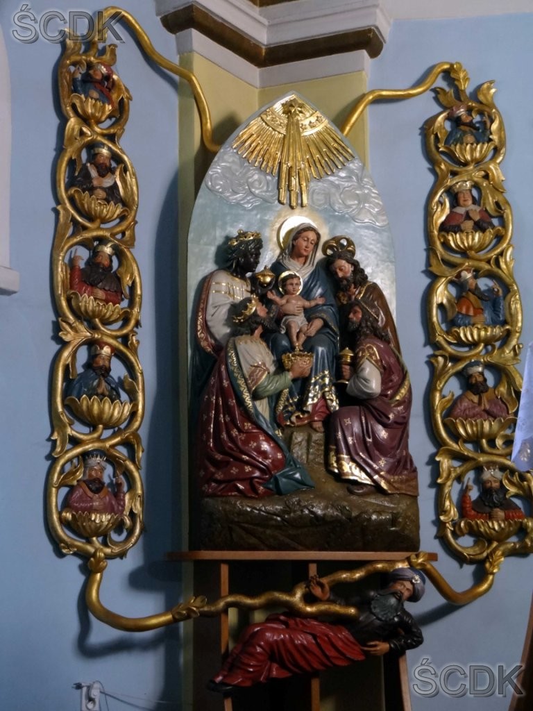 Zestawione fragmenty renesansowego ołtarza pw. św. Anny wraz z XIX wieczną płaskorzeźbą Pokłonu Magów w kościele w. śś. Jakuba i Filipa w Żorach