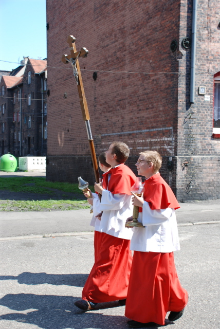 Ministranci niosący krzyż