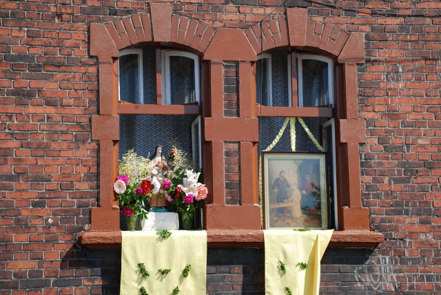 Święta figurka i obrazek w oknie