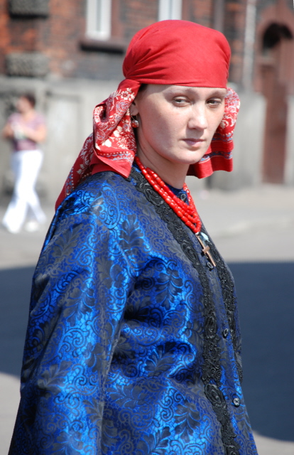 Kobieta w odświętnym stroju