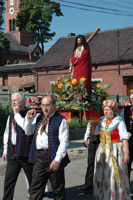 Uczestnicy procesji niosący świętą figurkę w Piekarach Śląskich-Dąbrówce Wielkiej