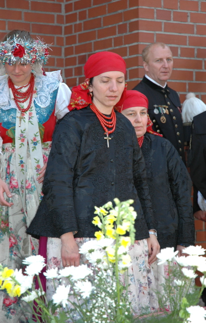 Kobieta w odświętnym stroju w Piekarach Śląskich-Dąbrówce Wielkiej