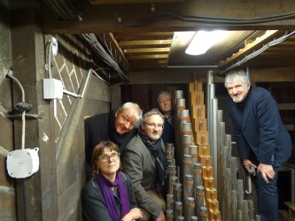 Na zdjęciu: (od lewej) Irena Kontny (historyk sztuki, Regionalny Instytut Kultury), Ryszard Szopa (Miejski Konserwator Zabytków w Chorzowie), ks. Antoni Klemens (Proboszcz parafii św. Józefa w Chorzowie, z tyłu: Mieczysław Klonowski, (po prawej) - prof. Julian Gembalski
