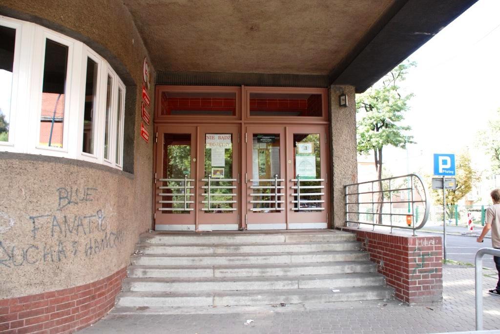 Zdjęcie głównego wejścia do buynku  Liceum im. Juliusza Słowackiego 