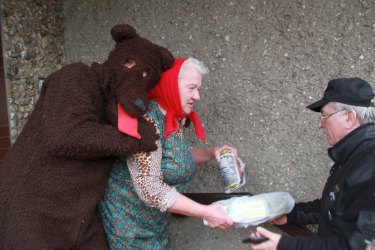 Przebierany miś przytula starszą kobietę