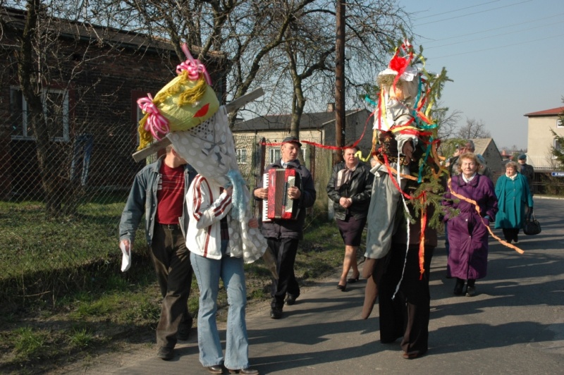 Mieszkańcy w drodze nad rzekę z marzaną.