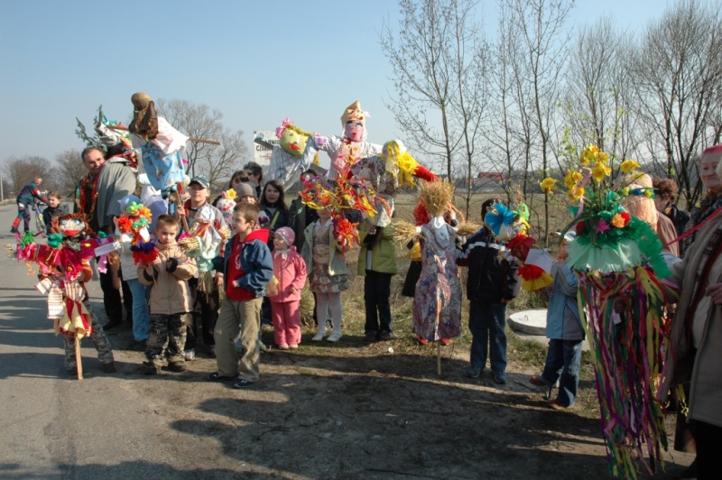 Dzieci i dorośli z marzannami.