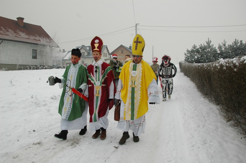 Trzech panów przebranych za Świętych Mikołajów