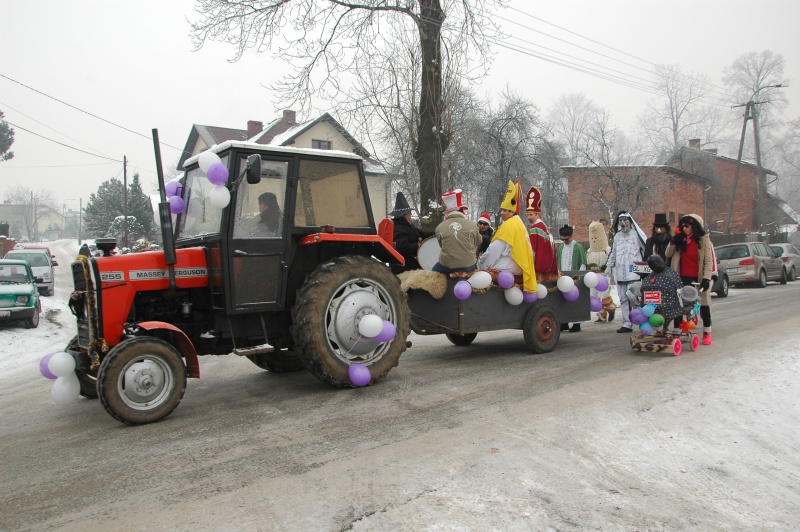 Traktor wiązacy przebierańców.