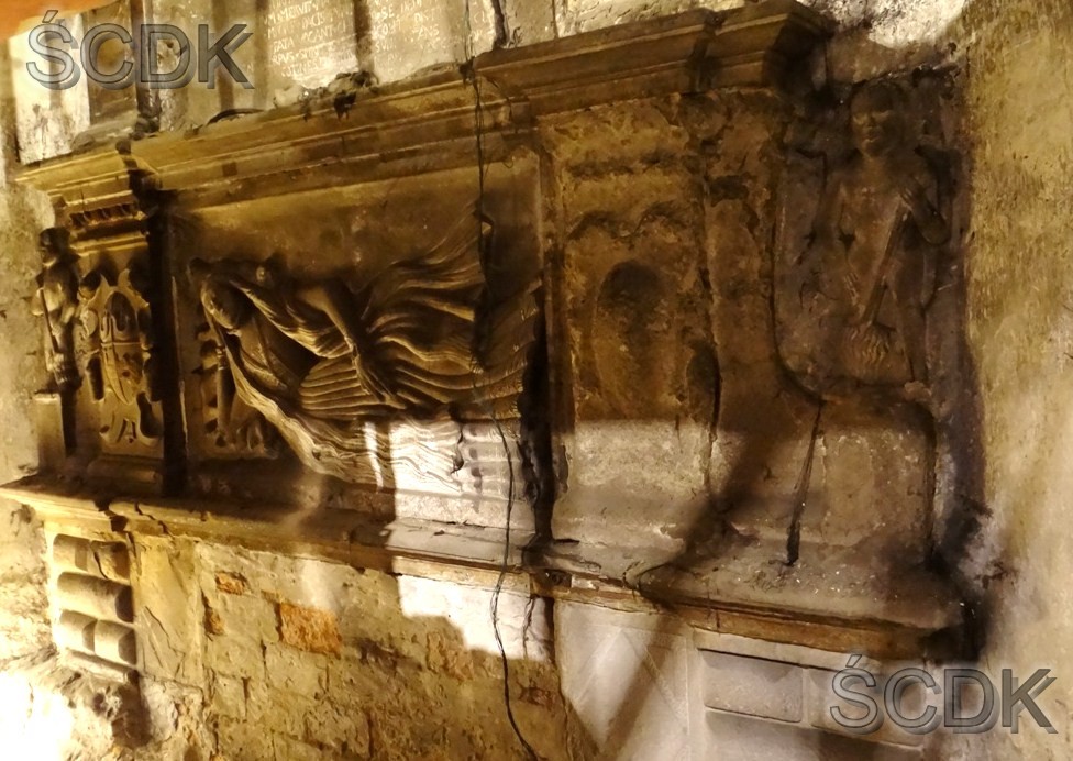 Monumet w całości.