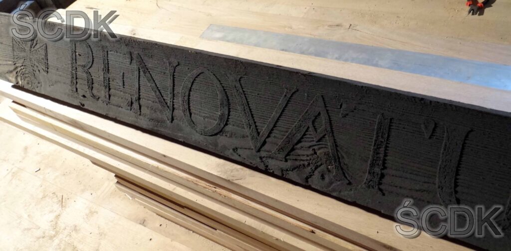 Fotografia deski z wyrytym napisem „+ RENOVATUM ANNO DNI 1837. PAULO STANOWSKI PARocho.”