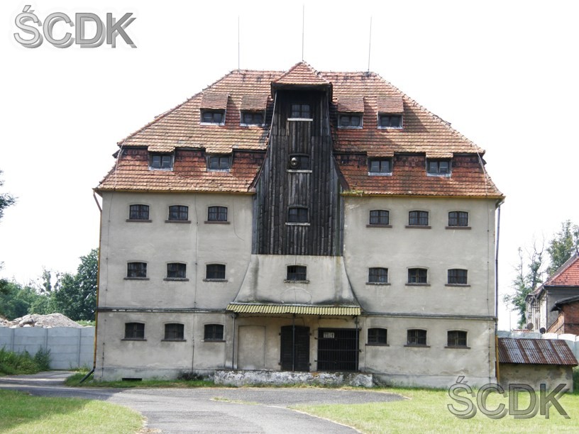 Stara stajna pałacu