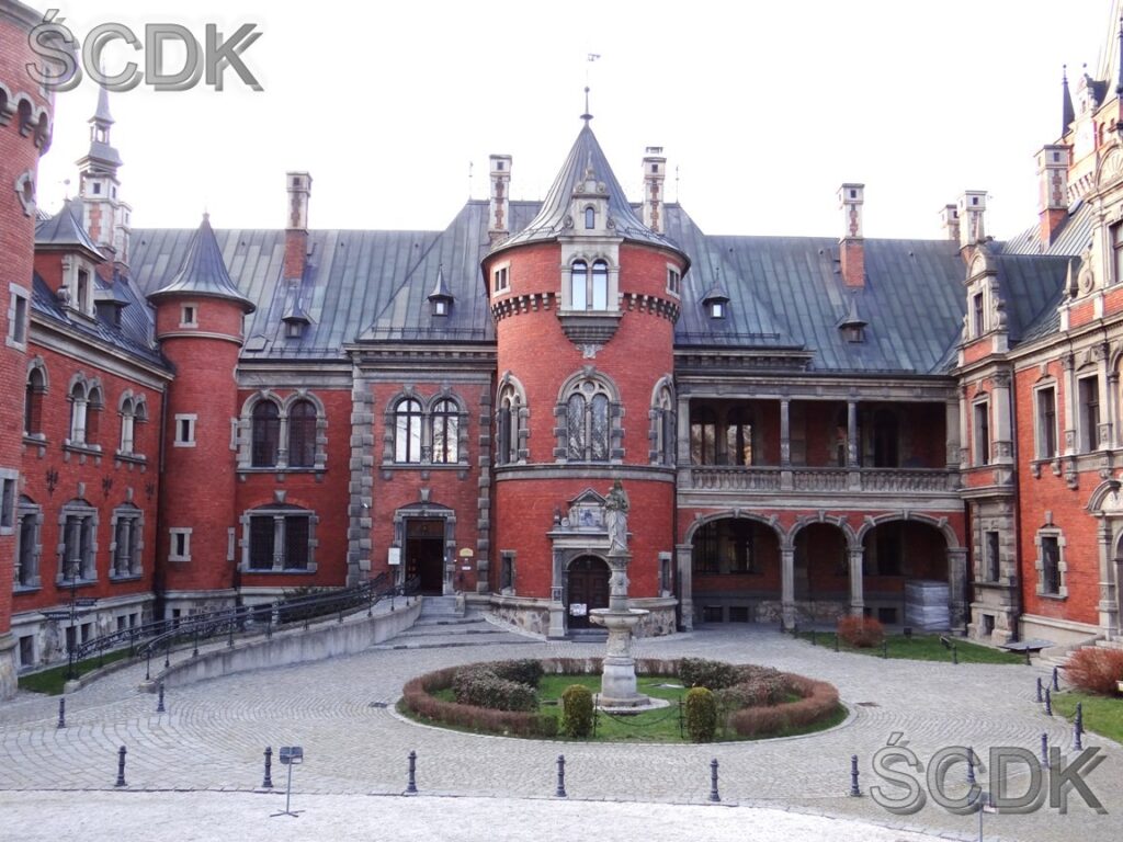 Fotografia dziedzinca pałacu