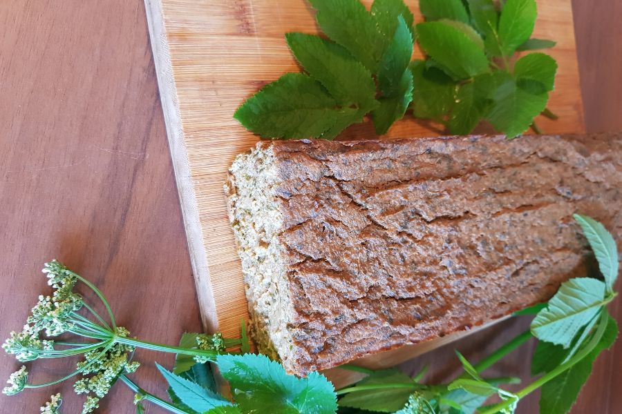 Zdjęcie pieczonego pasztetu z selera z podagrycznikiem