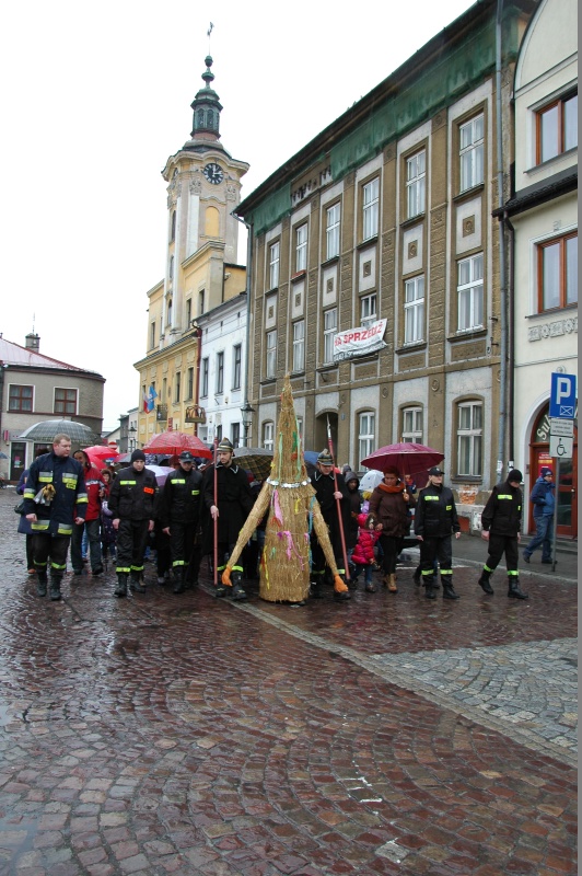 Kukła Judasz na rynku.