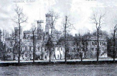 Zamek w Świerklańcu, 2. połowa XIX wieku. Widok od południowego zachodu, w głębi przebudowany zamek średniowieczny, na pierwszym planie dobudowane w połowie XIX wieku skrzydło neogotyckie z wieżami. Źródło: M. Wroński, Świerklaniec w dawnych widokach, Tarnowskie Góry 2000.