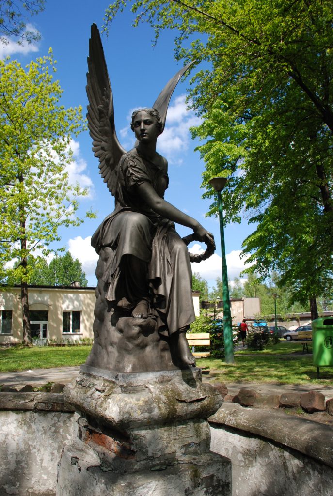 Fotografia rzeźby "Wiktoria rzucająca wieniec"