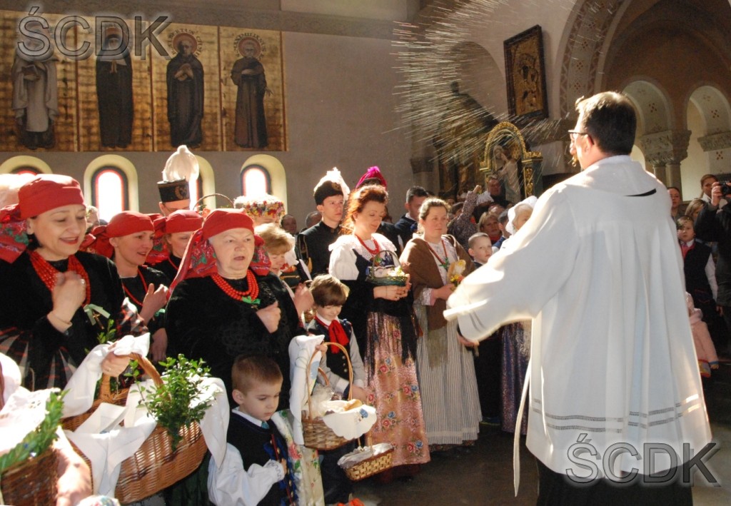 Wierni zgromadzeni w kościele.
