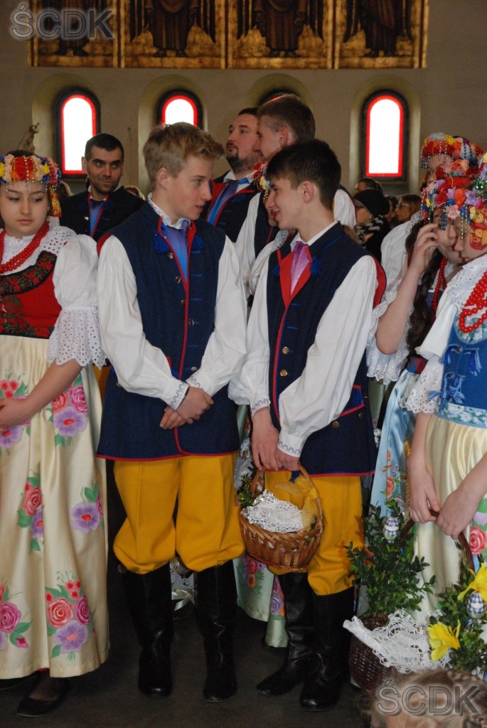 Dwóch chałopaków ubranych w stroje ludowe