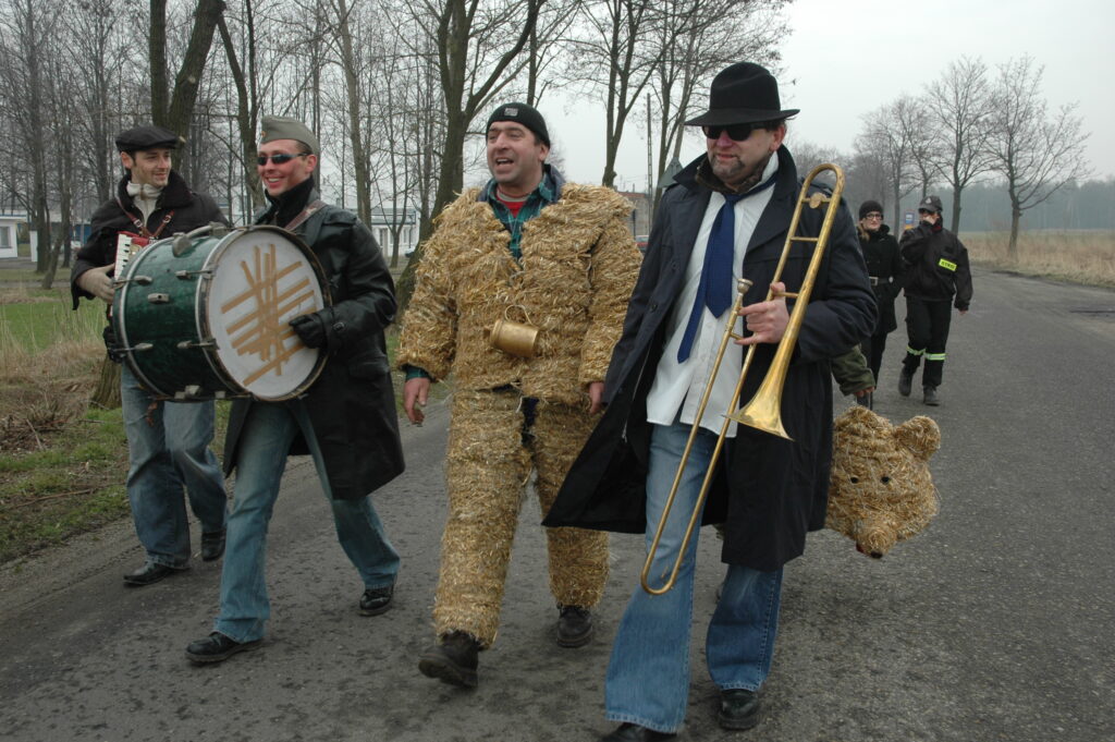 Czterech przebranych mężczyzn.