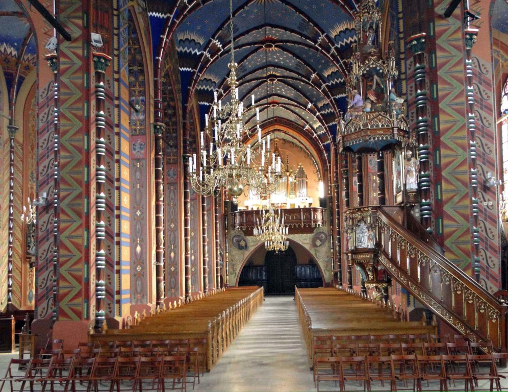 Główny korytarz kościoła z dekorcjami malowanymi.