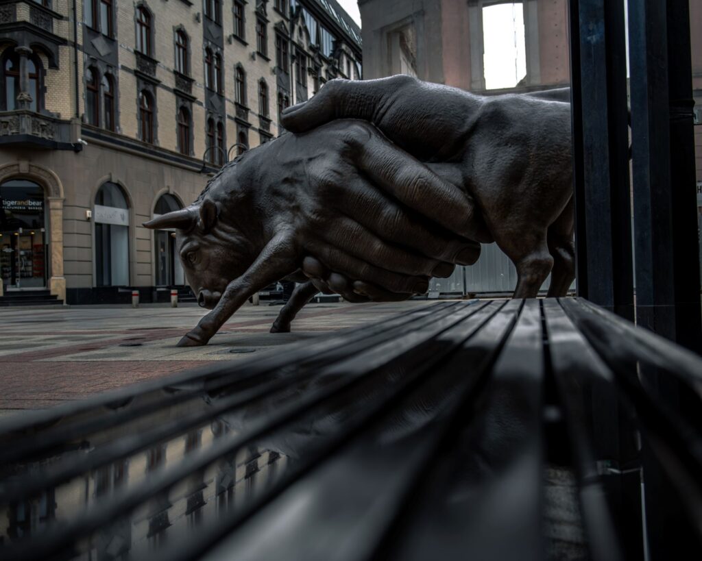 Rzeźba Byka Rafała Olbińskiego przy ul. Dworcowej. Foto Adam Rostecki