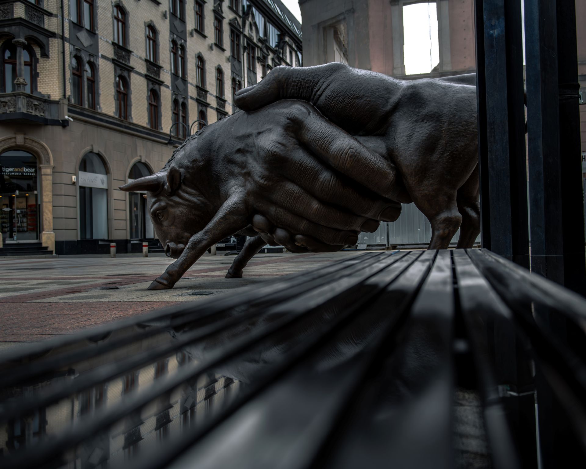 Rzeźba Byka Rafała Olbińskiego przy ul. Dworcowej. Foto Adam Rostecki