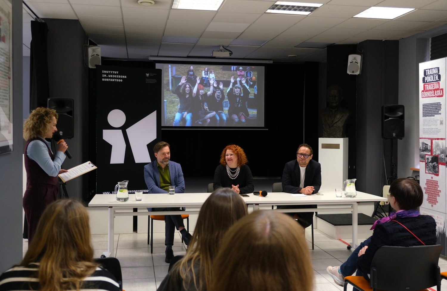 Konferencja prasowa dotycząca konferencji PAKT DLA MŁODYCH. Zdjęcie przedstawia uczestników konferencji