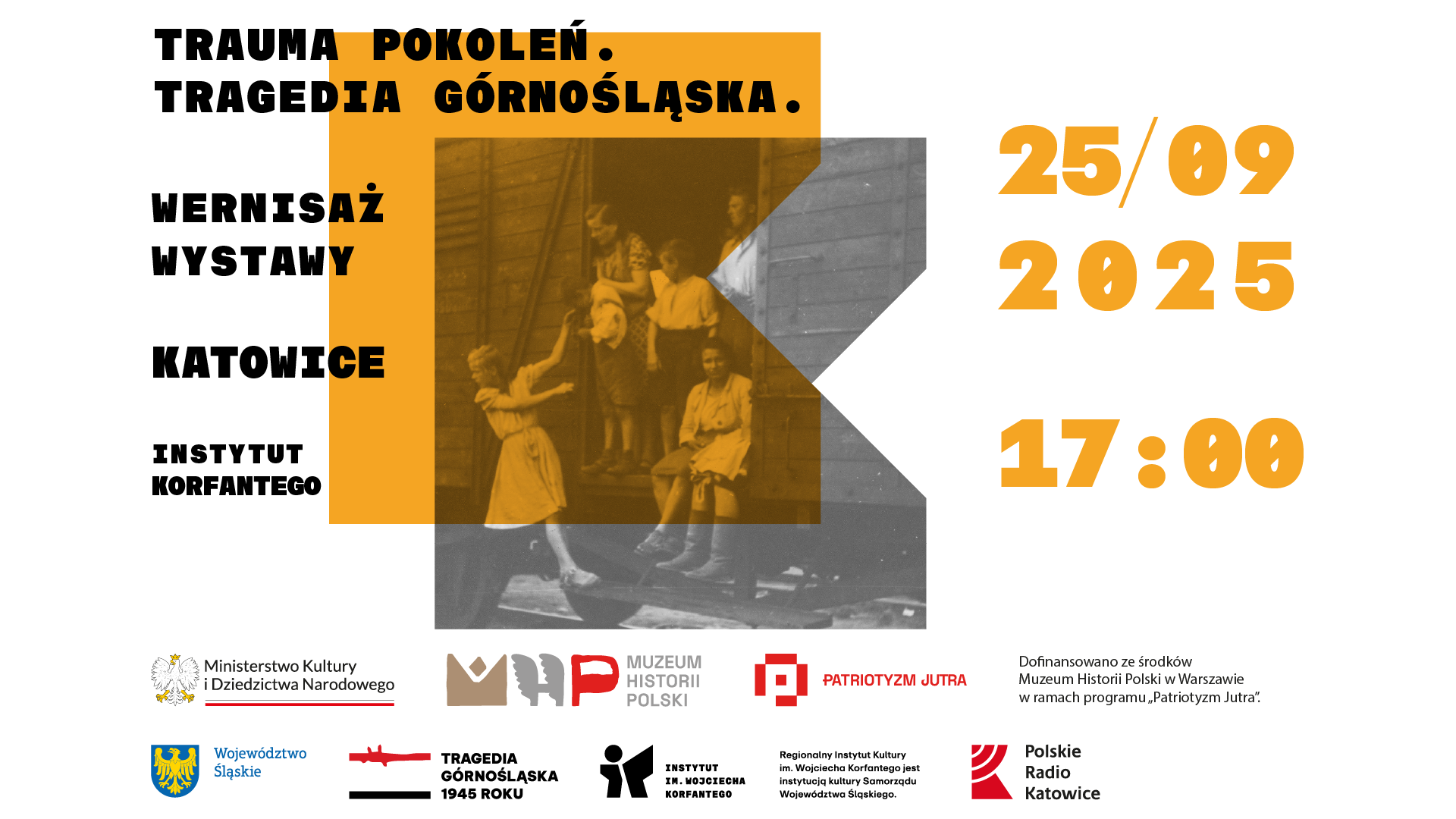 Grafika zapowiadająca wystawę poświęconą Tragedii Górnośląskiej z czarno-białym zdjęcie przedstawiającym grupę kobiet z dziećmi w wagonie towarowym