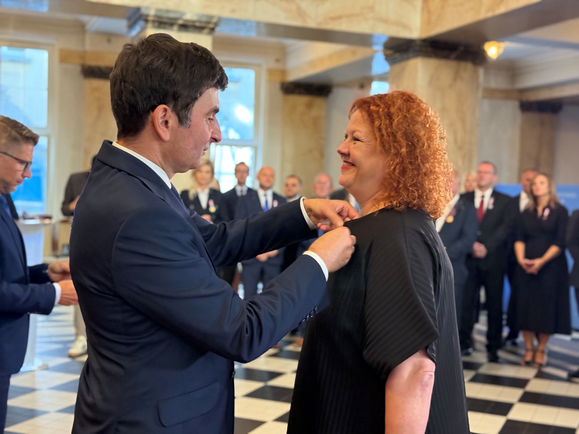 Dorota Pociask-Frącek dyrektor Instytutu im. W. Korfantego odznaczana brązowym medalem Zasłużony Kulturze Gloria Artis przez Wojewodę Sląskiego Marka Wójcika