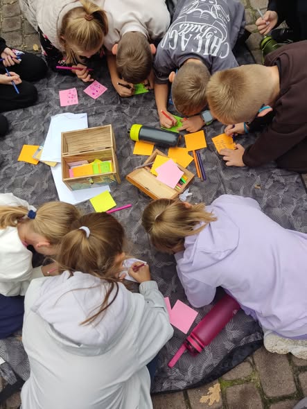 Projekt "A na Giszu synki walczom". Na zdjęciu grupa uczniów rozwiązujących zadanie z gry